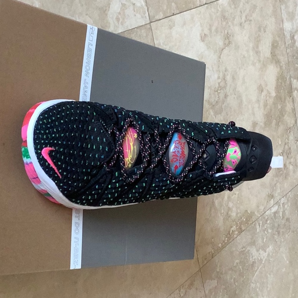 Shoes Lebron XVIII